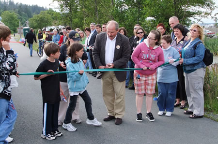 2010-0617_trestle_ribbon.jpg 2010-0617_trestle_ribbon.jpg