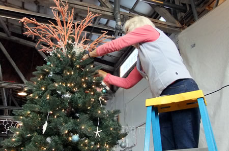 2010-1202_tree_celebration.jpg 2010-1202_tree_celebration.jpg