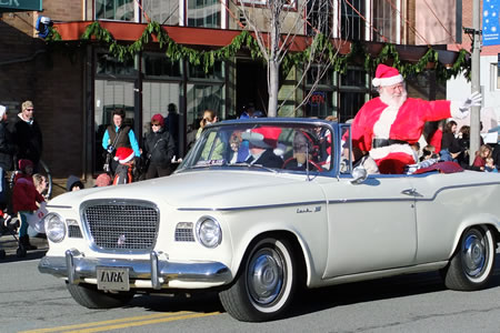 2010-1204_parade_santa.jpg 2010-1204_parade_santa.jpg