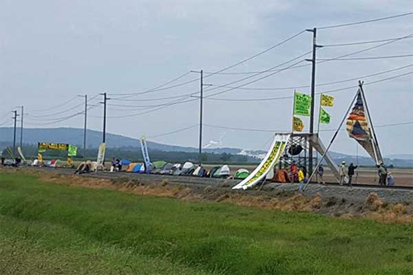 2016 0514 rail blockade 600
