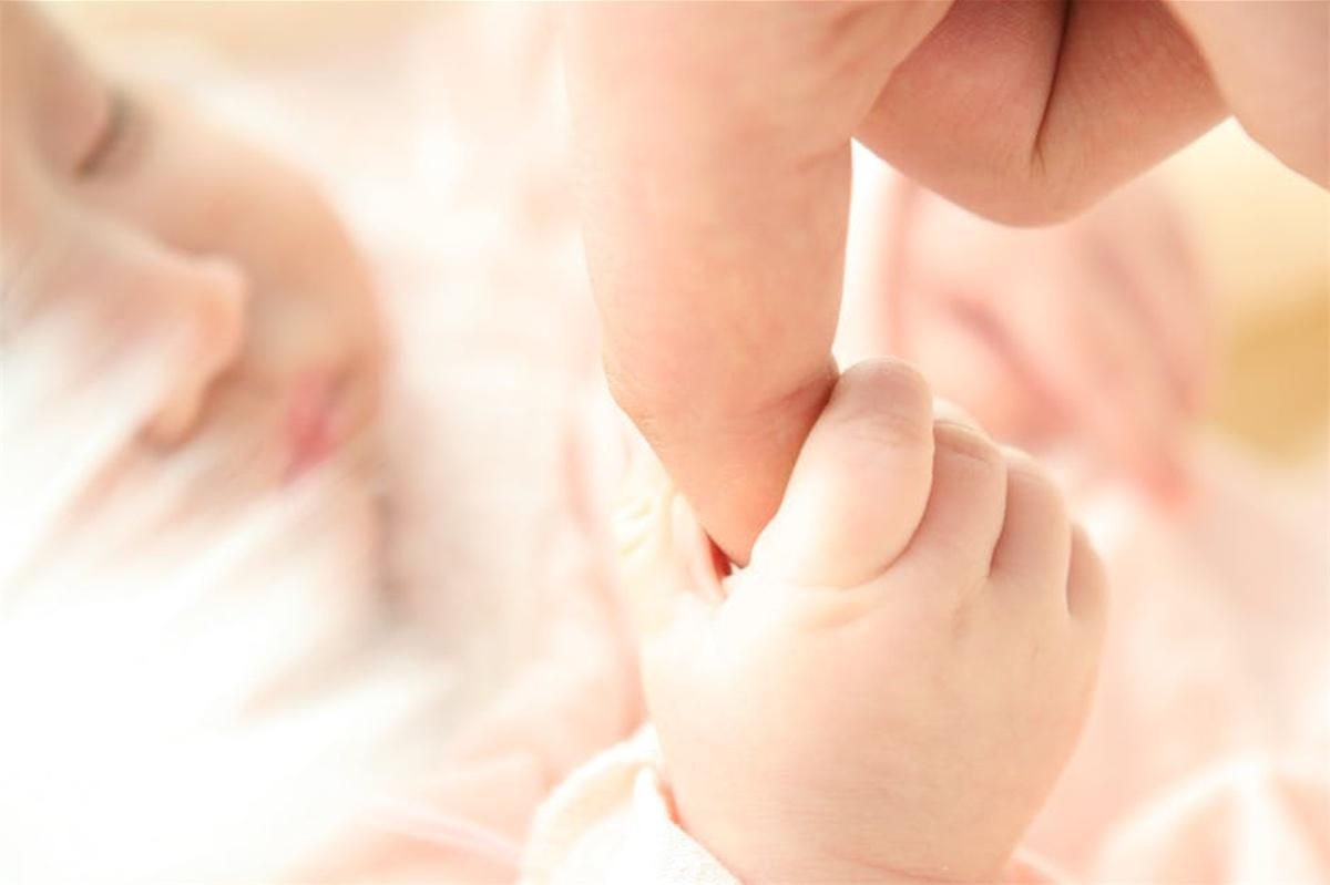 2024-1025-baby-hand-dad-64242